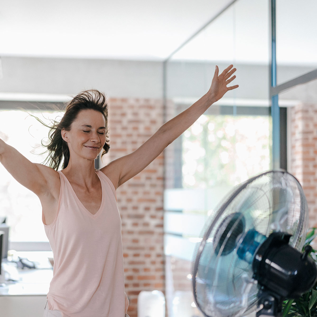 Frau vor Ventilator