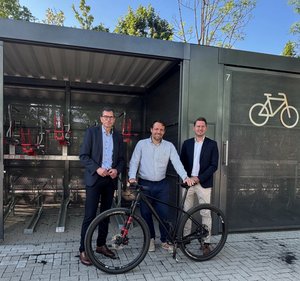 Das Bild zeigt v.l.n.r.: Hans-Peter Geulen (AVV- und go.Rheinland-Geschäftsführer), Bürgermeister Patrick Haas und Martin Tremöhlen (ASEAG, Fachbereichsleiter Mobilitätsmanagement) (© Kerstin Meinhard, Kupferstadt Stolberg) Das Bild zeigt v.l.n.r.: Hans-Peter Geulen (AVV- und go.Rheinland-Geschäftsführer), Bürgermeister Patrick Haas und Martin Tremöhlen (ASEAG, Fachbereichsleiter Mobilitätsmanagement) (© Kerstin Meinhard, Kupferstadt Stolberg)