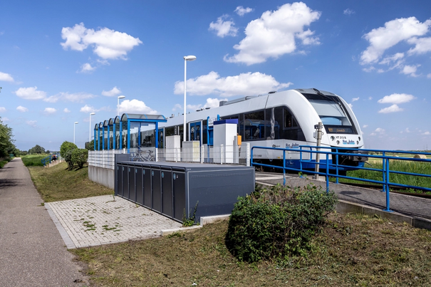 Zug der RB 21 am Halt "Im großen Tal"