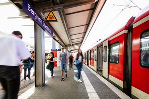 Das Bild zeigt den Bahnsteig in Bergisch Gladbach mit haltender S-Bahn (© go.Rheinland / Smilla Dankert) Das Bild zeigt den Bahnsteig in Bergisch Gladbach mit haltender S-Bahn (© go.Rheinland / Smilla Dankert)