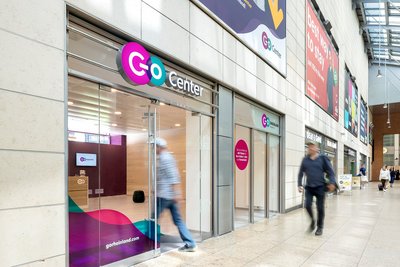 Das Bild zeigt die Schaufenster eines go.Centers am Kölner Hauptbahnhof (© go.Rheinland / Smilla Dankert) Das Bild zeigt die Schaufenster eines go.Centers am Kölner Hauptbahnhof (© go.Rheinland / Smilla Dankert)