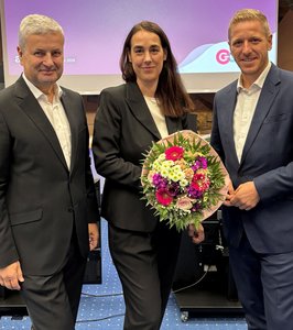 Das Bild zeigt Anja Höhn mit dem Vorsitzenden der Verbandsversammlung des Zweckverbands go.Rheinland, Jörg Hamel (l.), und dem go.Rheinland-Verbandsvorsteher und Landrat des Kreises Euskirchen, Markus Ramers. © go.Rheinland GmbH Das Bild zeigt Anja Höhn mit dem Vorsitzenden der Verbandsversammlung des Zweckverbands go.Rheinland, Jörg Hamel (l.), und dem go.Rheinland-Verbandsvorsteher und Landrat des Kreises Euskirchen, Markus Ramers. © go.Rheinland GmbH