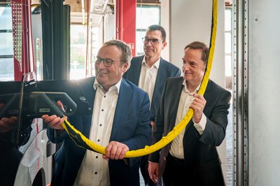 Das Bild zeigt von links: Oliver Krischer (Minister für Umwelt, Naturschutz und Verkehr des Landes Nordrhein-Westfalen), Hans-Peter Geulen (Geschäftsführer Aachener Verkehrsverbund) und Michael Carmincke (Vorstand der ASEAG), © ASEAG Niklas Birk Das Bild zeigt von links: Oliver Krischer (Minister für Umwelt, Naturschutz und Verkehr des Landes Nordrhein-Westfalen), Hans-Peter Geulen (Geschäftsführer Aachener Verkehrsverbund) und Michael Carmincke (Vorstand der ASEAG), © ASEAG Niklas Birk