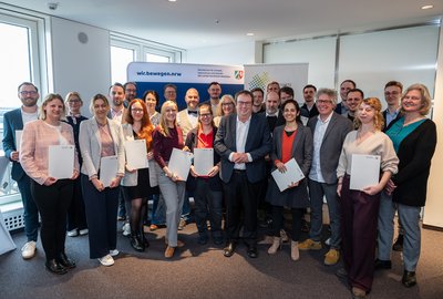 Landesverkehrsminister Oliver Krischer würdigt 23 neue Mobilitätsmanagerinnen und -manager in NRW, © MUNV NRW/Caroline Seidel Landesverkehrsminister Oliver Krischer würdigt 23 neue Mobilitätsmanagerinnen und -manager in NRW, © MUNV NRW/Caroline Seidel