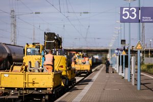 Das Bild zeigt Baumaschinen an einer Haltestelle in Hürth-Kalscheuren (© go.Rheinland GmbH / Smilla Dankert) Das Bild zeigt Baumaschinen an einer Haltestelle in Hürth-Kalscheuren (© go.Rheinland GmbH / Smilla Dankert)