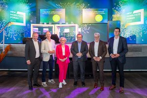 Das Bild zeigt die Hausspitzen der Gastgeber mit NRW-Verkehrsminister Oliver Krischer (4. v. l.): Oliver Wittke, Dr. Norbert Reinkober, Christiane Auffermann, Michael Vogel und Hans-Peter Geulen. (© go.Rheinland GmbH/Smilla Dankert) Das Bild zeigt die Hausspitzen der Gastgeber mit NRW-Verkehrsminister Oliver Krischer (4. v. l.): Oliver Wittke, Dr. Norbert Reinkober, Christiane Auffermann, Michael Vogel und Hans-Peter Geulen. (© go.Rheinland GmbH/Smilla Dankert)