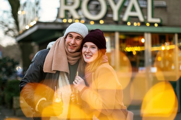 Junges Pärchen in winterlicher Stimmung in der Innenstadt