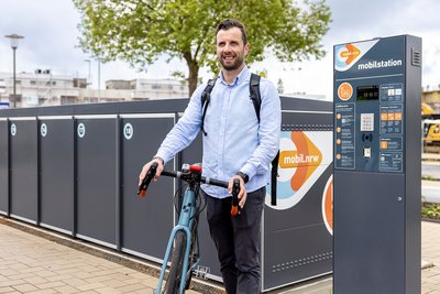 Das Bild zeigt einen Radfahrer, der sein Fahrrad an einer Mobilstation abholt (© go.Rheinland / Smilla Dankert) Das Bild zeigt einen Radfahrer, der sein Fahrrad an einer Mobilstation abholt (© go.Rheinland / Smilla Dankert)